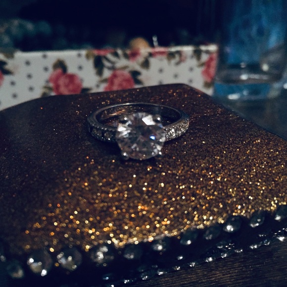 Engagement ring - Picture 2 of 4